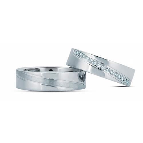 Luksuriøse Nuran vielsesringe i 14 kt hvidguld med 0,15 ct diamanter – pavé-indfattede diamanter på damering og silkemat herrering med skråsnit.